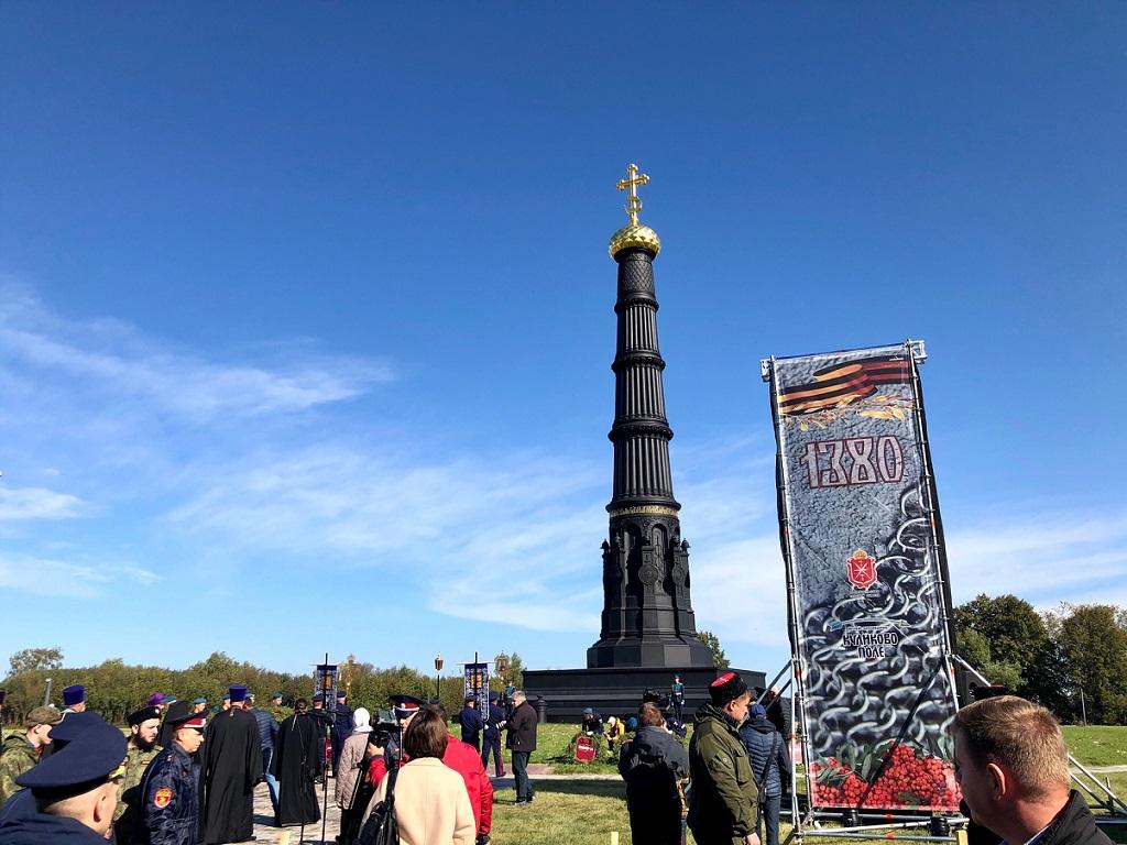 Какой памятник посвящен куликовской битве. Мемориал на Красном Холме Куликово поле. Куликово поле памятник Дмитрию Донскому. Колонна памятник Дмитрию Донскому. Памятник колонна Дмитрию Донскому на Куликовом поле.